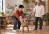Quand le corps anticipe la douleur avant le mouvement : peur, apprentissage ou protection ? Femme reprenant progressivement un mouvement pour saisir un panier avec un accompagnement rassurant.