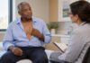 Consultation de suivi après chirurgie cardiaque, avec une cicatrice sternale guérie.