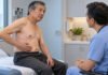 Après une thoracotomie : pourquoi la douleur d’épaule, de côtes ou de cicatrice peut-elle persister ? Consultation de suivi pour une douleur thoracique après thoracotomie, avec cicatrice guérie.