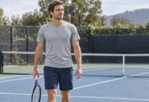 Sportif : faut-il traiter une asymétrie qui ne provoque aucune douleur ? Joueur de tennis tenant sa raquette dans sa main dominante, illustrant les adaptations naturelles liées au sport.