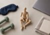 Composition symbolique associant corps, sommeil, activité physique et travail pour illustrer les multiples facteurs de douleur.