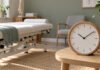 Une horloge dans une salle de soins illustre la question de la durée des séances.