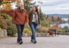 Maladie de Parkinson : l’ostéopathie peut-elle aider la mobilité sans prétendre traiter la maladie neurologique ? Marche accompagnée dans un parc pour illustrer la mobilité et l’autonomie au quotidien.