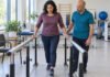 Travail de la marche entre des barres parallèles, sous supervision en réadaptation neurologique.