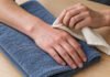 Contact léger avec un tissu doux sur une main sensible, contrôlé par la personne.