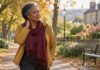 Femme reprenant une marche douce, une main posée sur le côté du cou.