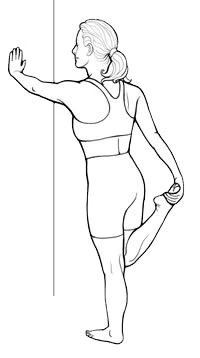 Étirement illustratif du quadriceps debout avec un appui mural.