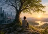 Connaître son être : quand la vie nous oblige à revenir à l’essentiel Femme au pied d’un arbre dans un paysage calme