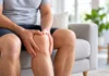 Fracture d’insuffisance sous-chondrale du genou : une douleur à ne pas confondre avec une simple lésion méniscale Scène illustrative : un homme assis pose les mains sur son genou.
